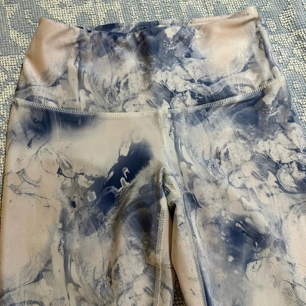LOT of 2 - LULULEMON top sz 4 and 2 Bird leggings sz S